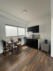 a kitchen with a table and chairs in a room at Ayenda Apartamento Turistico Distrito 9 90 in Cali