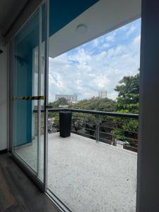 an open balcony with a view of a city at Ayenda Apartamento Turistico Distrito 9 90 in Cali