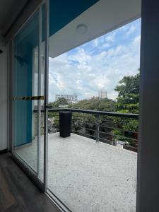an open balcony with a view of a city at Ayenda Apartamento Turistico Distrito 9 90 in Cali +29 photos