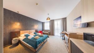 Habitación de hotel con cama y escritorio en Apartamenty Diva Kołobrzeg, en Kołobrzeg