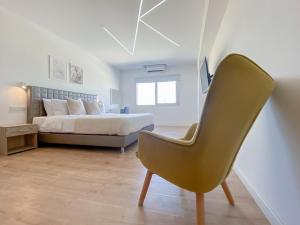 um quarto com uma cama e uma cadeira verde em Phaedrus Living: Plateia Suite Brillante em Nicósia