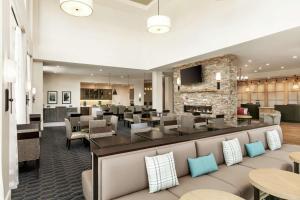 ウースターにあるHomewood Suites By Hilton Worcesterのバー、テーブル、椅子が備わるレストラン