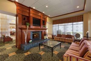 sala de estar amplia con chimenea y sofá en Hilton Garden Inn Shreveport, en Shreveport