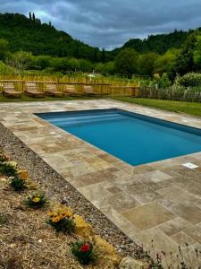 Basen w obiekcie Les Paroules - Luxury Dordogne - Holiday Farmhouses. lub w pobliżu