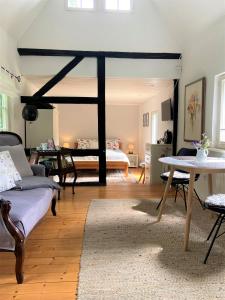 ein Wohnzimmer mit einem Sofa und einem Tisch in der Unterkunft Bergisches Cottage Solingen in Solingen