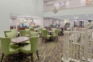 un comedor con mesas y sillas verdes en Homewood Suites by Hilton Tallahassee en Tallahassee