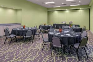 una sala conferenze con tavoli e sedie con di Homewood Suites by Hilton Tallahassee a Tallahassee