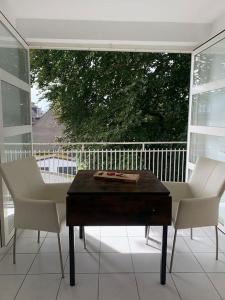 a room with a table and chairs on a balcony at Monteur- & Ferienwohnungen in Dorsten Altstadt - ZENTRUM - NEU saniert in Dorsten