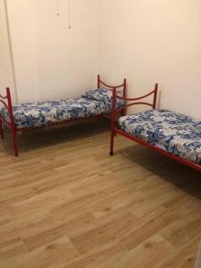 2 stapelbedden in een kamer met een houten vloer bij La vecchia Quercia in Carini
