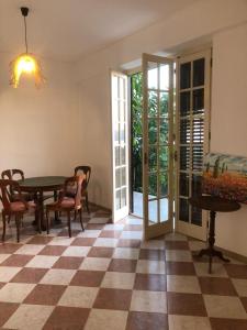 een eetkamer met een tafel en stoelen en een dambord vloer bij La vecchia Quercia in Carini