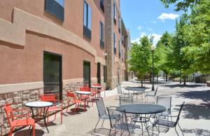 un patio con mesas y sillas junto a un edificio en Hampton Inn Grand Junction, en Grand Junction