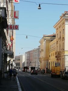 uma rua da cidade com pessoas andando pela rua em Signorina In Rome em Roma