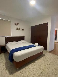 a bedroom with a large bed in a room at Ayenda Apartamento Turistico Distrito 9 90 in Cali