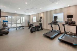 Home2 Suites By Hilton Redlands的健身中心和/或健身设施