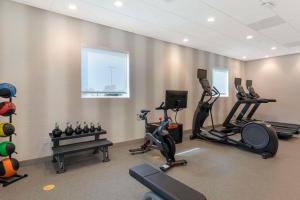 Home2 Suites By Hilton Redlands的健身中心和/或健身设施