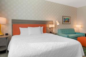 Home2 Suites By Hilton Redlands客房内的一张或多张床位