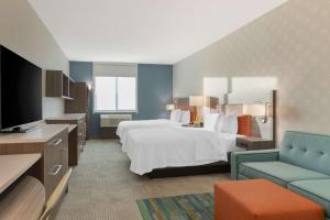 雷德兰兹Home2 Suites By Hilton Redlands的有两张床和一台电视的酒店房间