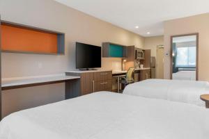 Home2 Suites By Hilton Redlands客房内的一张或多张床位