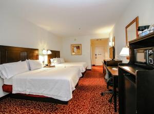 Postel nebo postele na pokoji v ubytování Hampton Inn Kingston