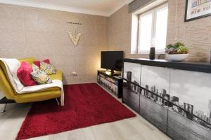 sala de estar con silla amarilla y alfombra roja en Perafita Yellow House - EcoHostPT, en Perafita