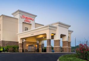 a front view of the hampton inn and suites at Hampton Inn London-North, Ky in London