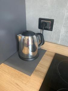 a tea kettle sitting on top of a counter at Nibu Appartamenti - Appartamento centrale comodo a tutto in Casalecchio di Reno