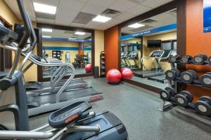 un gimnasio con varias máquinas de correr y espejos en Hampton Inn Waterbury, en Waterbury