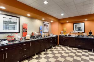 Kuchyň nebo kuchyňský kout v ubytování Hampton Inn & Suites Pharr