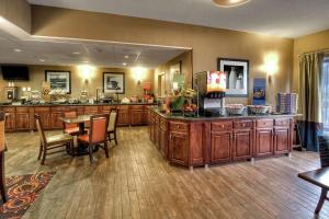 cocina grande con armarios de madera y mesa en Hampton Inn Jonesville/Elkin, en Arlington