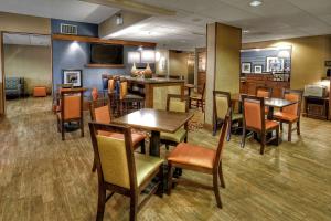 um restaurante com mesas e cadeiras e um bar em Hampton Inn Jonesville/Elkin em Arlington