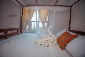 een slaapkamer met een bed en een raam bij Amu House in Lamu