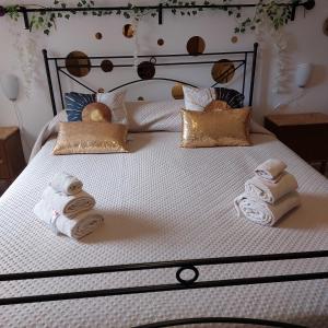 1 dormitorio con 1 cama con toallas en Nicola's house en Campo di Giove