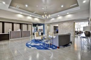 un bureau avec un hall doté d'une table et de chaises dans l'établissement Homewood Suites by Hilton New Braunfels, à New Braunfels