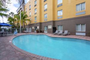 a large swimming pool in front of a hotel at Hampton Inn & Suites - Fort Pierce in Fort Pierce