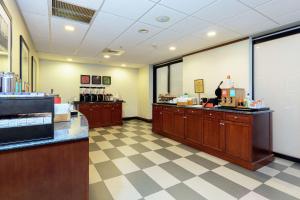 een wachtkamer met een cashierasteryasteryasteryasteryasteryasteryasteryasteryasteryasteryasteryasteryasteryastery bij Hampton Inn & Suites - Fort Pierce in Fort Pierce