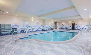 Urbandale的住宿－德梅因/厄班戴爾希爾頓花園酒店，客房内的大型游泳池