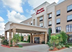 eine Darstellung der Vorderseite eines Hotels in der Unterkunft Hampton Inn & Suites Fort Worth/Forest Hill in Forest Hill