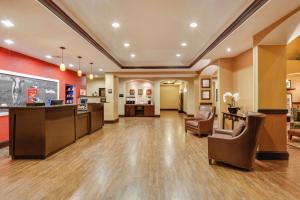 una hall di un ospedale con sedie e una sala d'attesa di Hampton Inn & Suites Fort Worth/Forest Hill a Forest Hill