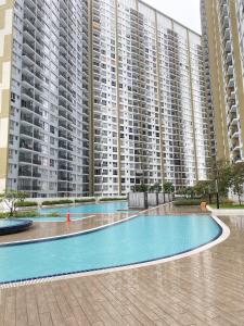 an empty swimming pool in front of a large building at Irizz Inn @Homestay Platinum Splendor in Kuala Lumpur