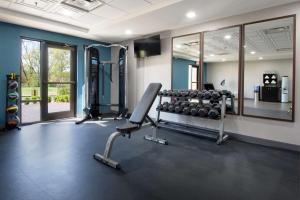 Zimmer mit einem Fitnessraum mit einer Bank und Gewichten in der Unterkunft Hampton Inn Fayetteville in Fayetteville