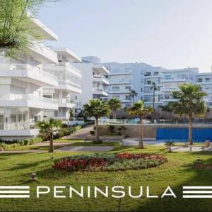 een groot appartementencomplex met een park ervoor bij Appartement de luxe à peninsula in Casablanca