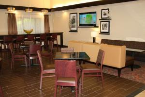 un restaurante con mesas y sillas y un bar en Hampton Inn Stroudsburg Poconos, en Stroudsburg