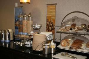 un buffet con varios tipos de bollería en una mesa en Hampton Inn Stroudsburg Poconos, en Stroudsburg