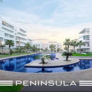 een groot zwembad voor een gebouw bij Appartement de luxe à peninsula in Casablanca
