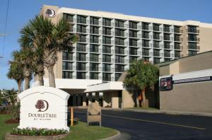 un hotel con un cartel frente a un edificio en DoubleTree by Hilton Atlantic Beach Oceanfront en Atlantic Beach