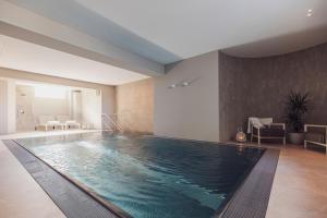 a large swimming pool in a room with at Hotel Caraleon in Wasserburg