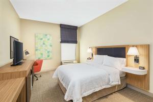 Un dormitorio con una cama, un escritorio y un televisor. en Hampton Inn Thomasville, en Thomasville 14 fotos más