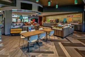 a fast food restaurant with two tables and a cafeteria at Tru By Hilton Roanoke Hollins in Roanoke