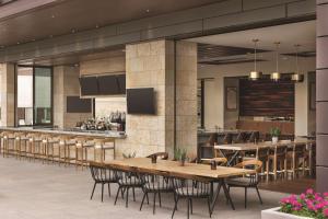 Hilton North Scottsdale At Cavasson的电视和/或娱乐中心