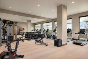 Hilton North Scottsdale At Cavasson的健身中心和/或健身设施